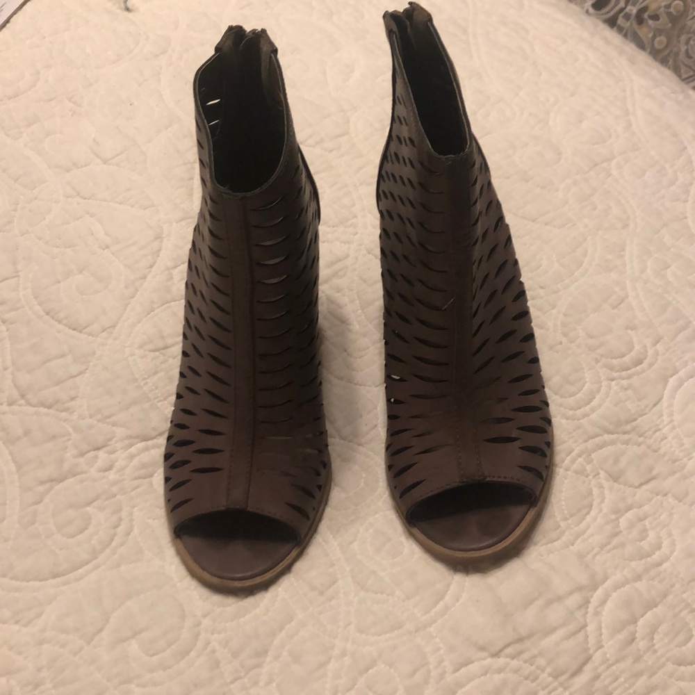 Open toe zips up the back shoes